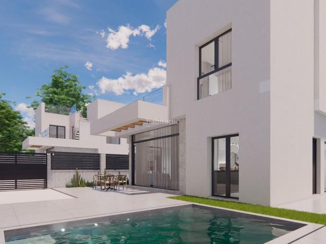 Chalet en venta en Montesinos Los. Villa de 3 dormitorios y 3 baños con piscina y jardín en Los Montesinos. Chalets Montesinos.