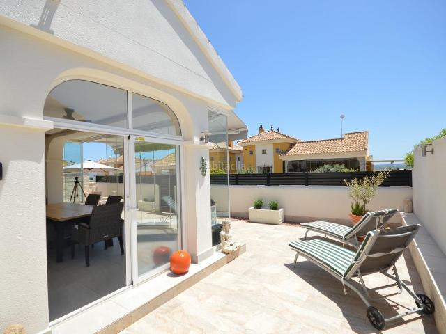 Chalet en venta en Montesinos Los. Villa Independiente Totalmente Reformada con Solárium Privado y Piscina Comunitaria en Los Montesinos. Chalets Montesinos.