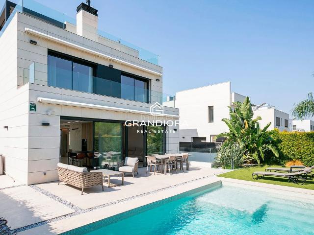 Chalet en venta en Montgat. Lujoso chalet con vistas al mar en Montgat, a solo 15 minutos de Barcelona. Chalets.