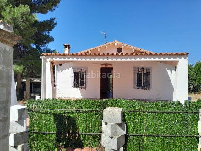 Chalet en venta en Montroi Montroy. CHALET INDEPENDIENTE CON PISCINA, DESVÁN Y GRAN PARCELA EN MONTROY. Chalets Montroi.