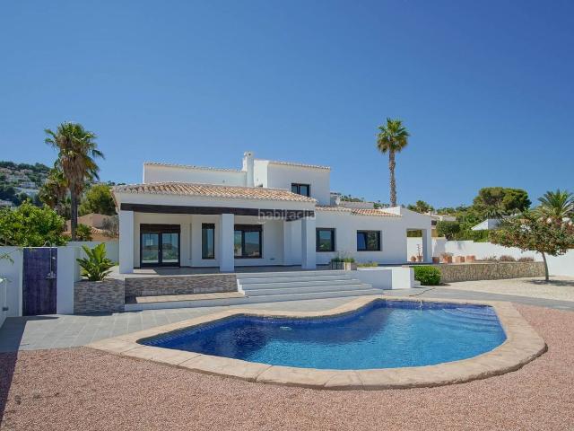 Chalet en venta en Moraira, Benimeit Tabaira. Villa de estilo mediterráneo en venta en Moraira con vistas panorámicas al mar. Chalets.