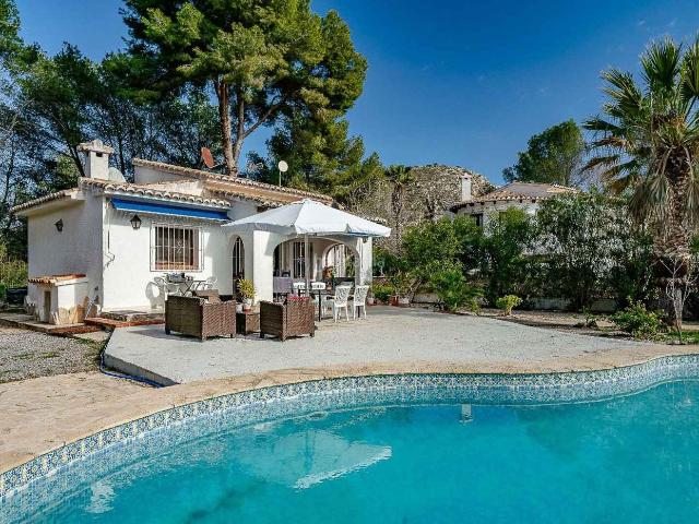 Chalet en venta en Moraira, Casco Urbano. Villa mediterránea en La Arnella, Moraira con piscina privada. Chalets.