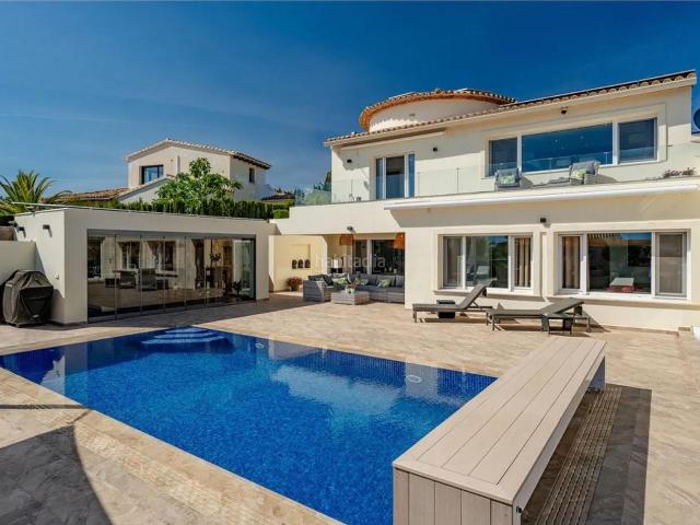 Chalet en venta en Moraira, Paichi. Villa de lujo con espectaculares vistas al mar sobre El Portet. Chalets.