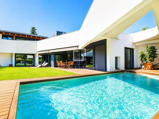 Chalet en venta en Matadepera. Casa en excelentes condiciones de 5 dormitorios en venta en Matadepera, Barcelona. Chalets.