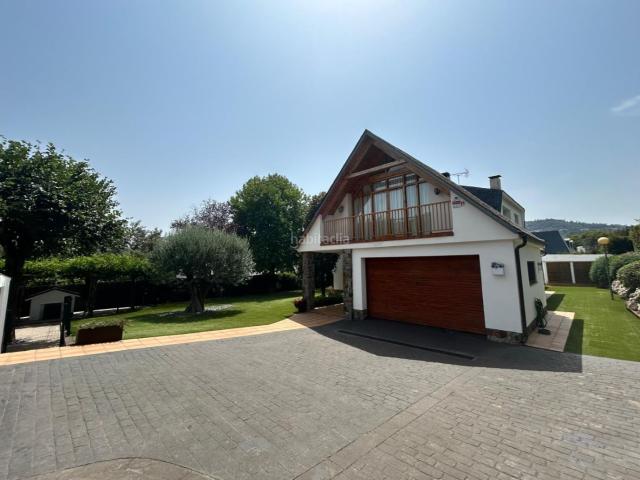 Chalet en venta en Matadepera. Fantástica casa unifamiliar con jardín. Chalets.
