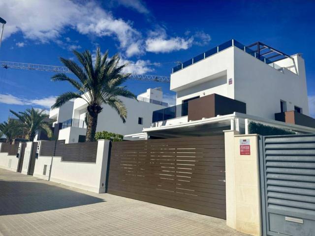Chalet en venta en Matola La Foia Las Bayas La Marina 03194