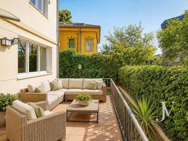 Chalet en venta en Madrid, Nueva España. Puerta de Hierro: 220m2 para reformar, piscina, guardería, gimnasio, jardín. Ideal para familias. Chalets.