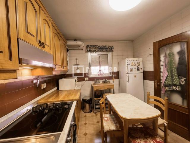 Chalet en venta en Madrid, Orcasitas. CHALET ADOSADO A LA VENTA EN POBLADO DE ORCASITAS. Chalets.