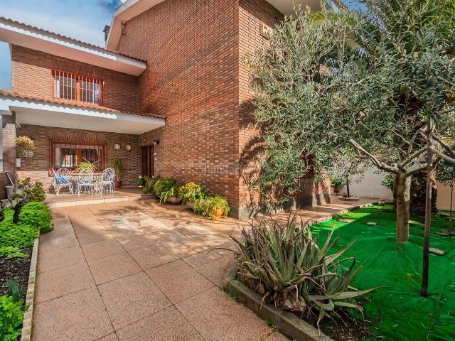 Chalet en venta en Madrid, Buena Vista. Chalet único en Carabanchel Alto Parcela, piscina y jardín privado. Chalets.