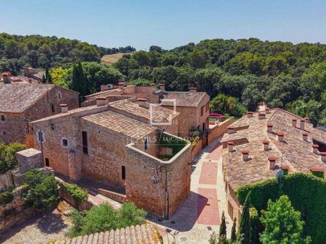 Chalet en venta en Madrid, Ciudad Universitaria. Casa con carácter histórico y diseño actual en venta a solo 5km de las mejores playas de la Costa Brava, en el Baix Empordà, Giron. Chalets.