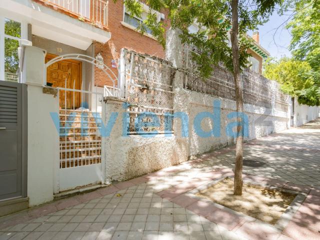 Chalet en venta en Madrid, Concepción. Chalet adosado en ConcepcixF3n, 275 m2, 4 dormitorios, 3 baxF1os, 1.150.000 euros. Chalets.