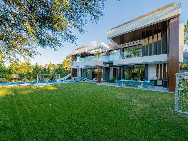 Chalet en venta en Madrid, Conde Orgaz Piovera. Chalet independiente de súper lujo en venta, con eficiencia energética A placas solares y aerotermia, materiales de primerísima c. Chalets.