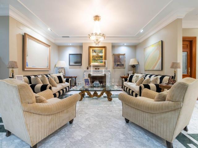 Chalet en venta en Madrid, Conde Orgaz Piovera. Lujosa villa en venta en Conde Orgaz. Chalets.