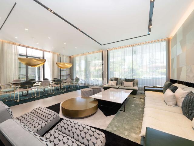 Chalet en venta en Madrid, Conde Orgaz Piovera. Presentamos esta asombrosa casa PRIME en la privilegiada zona de Conde Orgaz en Madrid.Se trata de un espectacular chalet de diseñ. Chalets.