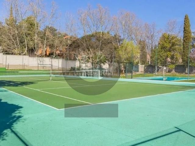 Chalet en venta en Madrid, Fuentelarreina. InmoGil Gestión, Chalet independiente en Fuente la Reina Madrid con jardín piscina y tenis. Chalets.