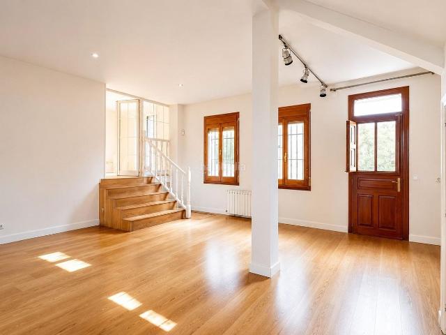 Chalet en venta en Madrid, Hispanoamérica Bernabéu. Chalet con encanto para actualizar en una colonia residencial de Hispanoamérica Chamartín. Chalets.