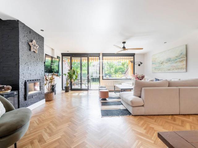 Chalet en venta en Majadahonda, Carretera del Plantío. Casa adosada de 6 dormitorios con jardín en venta en Majadahonda, Madrid. Chalets.