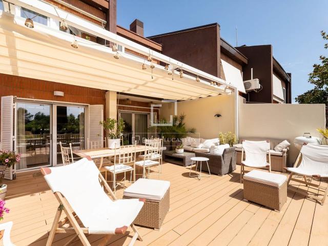 Chalet en venta en Majadahonda, Monte el Pilar. Casa adosada de 5 dormitorios con gran terraza y jardín en venta en Majadahonda, Madrid. Chalets.