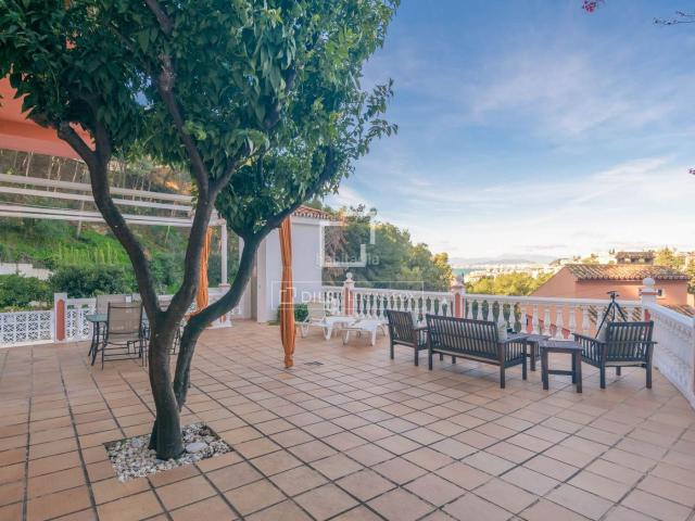Chalet en venta en Málaga, El Candado. Villa de 5 dormitorios con apartamento independiente de 2 dormitorios y licencia turística en venta en El Candado, Málaga. Chalets.