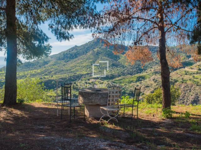 Chalet en venta en Málaga, El Cortijuelo. Finca rural con cortijo renovado y privacidad en un entorno idílico. Chalets.