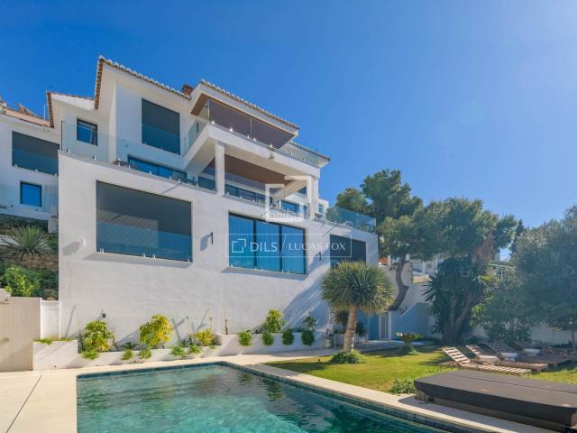 Chalet en venta en Málaga, El Palo. Excepcional y lujosa villa con vistas panorámicas al mar en venta en El Candado, Málaga. Chalets.