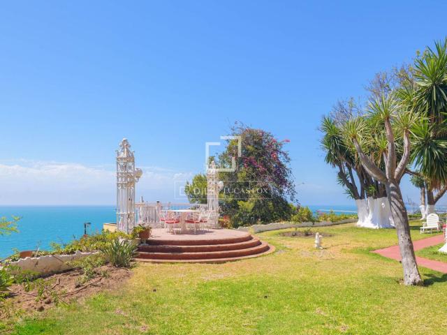 Chalet en venta en Málaga, La Malagueta Monte Sancha. Villa con 10 dormitorios con vistas panorámicas sobre una parcela llana en venta en Monte Sancha, Málaga. Chalets.