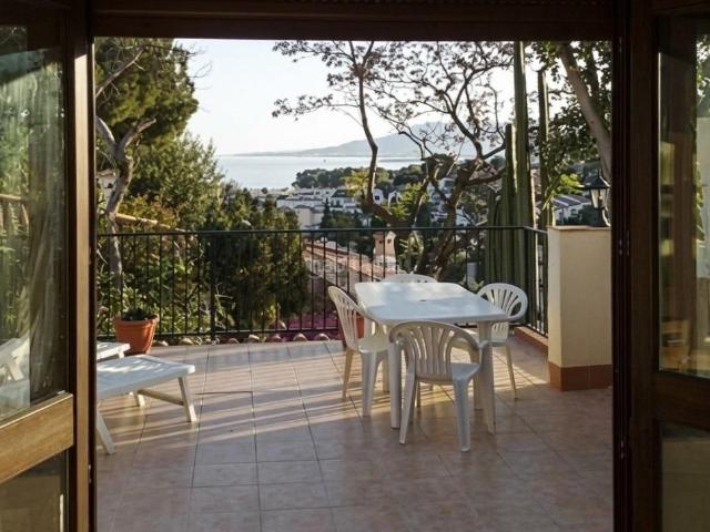 Chalet en venta en Málaga, Pedregalejo Morlaco. Chalet con 4 viviendas, terrazas y vistas al mar en Pedregalejo activo con potencial de rentabilidad. Chalets.
