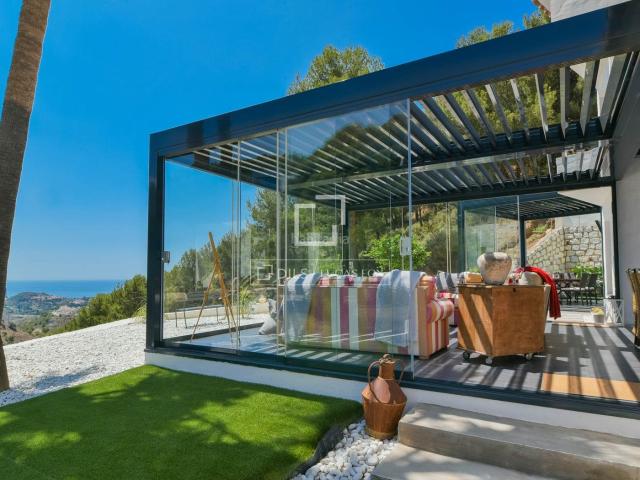 Chalet en venta en Málaga, Pinares de San Antón. Villa de 4 dormitorios con piscina en venta en Málaga. Chalets.