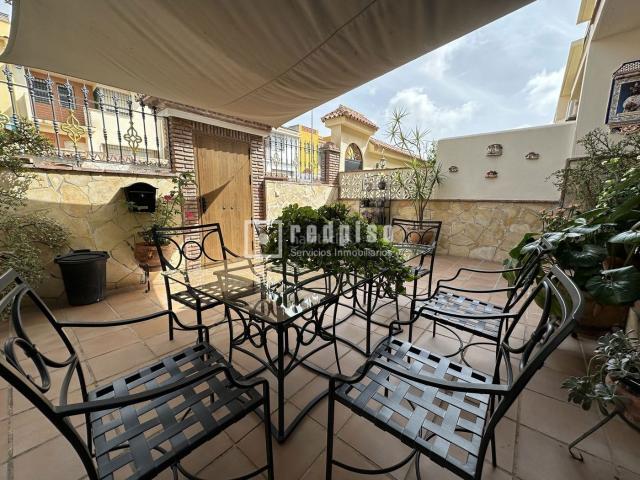 Chalet en venta en Málaga, San Alberto La Alcubilla Florisol. Chalet pareado totalmente reformado, 4 dormitorios, 2 baños. Garaje doble y gran espacio multiusos Carlinda Málaga. Chalets.