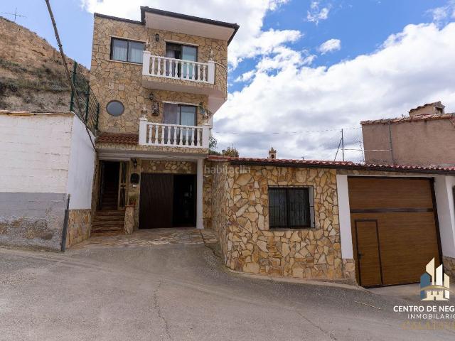 Chalet en venta en Maluenda. Vivienda en Maluenda lista para entrar a vivir 4 dormitorios, bodega, terraza y garaje. Chalets.