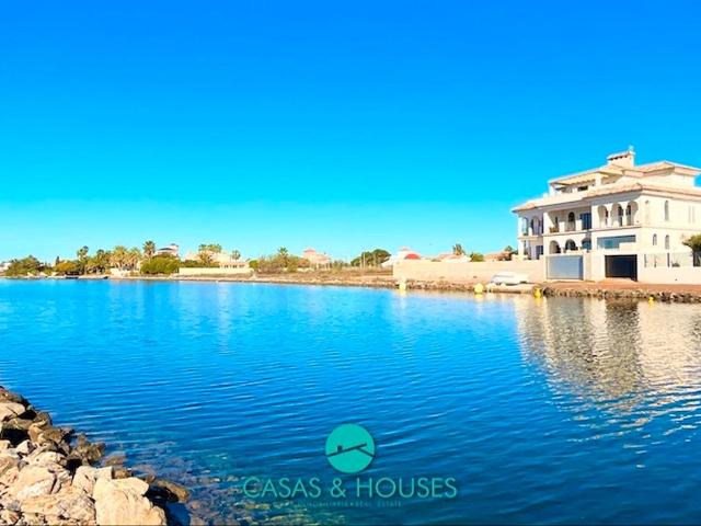 Chalet en venta en Manga del Mar Menor La, Veneziola. Una Villa Palaciega Frente al Mar de Distinción Única La Manga del Mar Menor. Chalets Manga del Mar Menor.