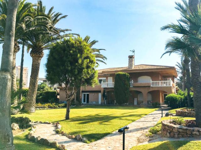 Chalet en venta en Manga del Mar Menor La, Zona Galúa Calnegre. Te presentamos una auténtica joya frente al mar unanbspvilla independiente en primera línea de playa ubicada al suroeste de La Man.