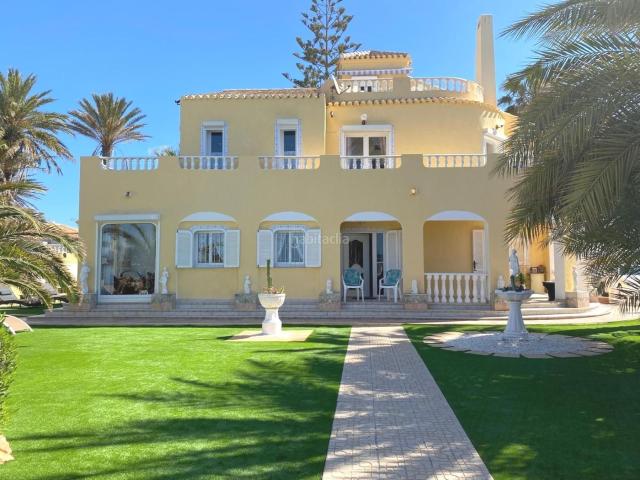 Chalet en venta en Manga del Mar Menor La, Zona Galúa Calnegre. Villa de Lujo en Primera Línea con Acceso Directo a la Playa y Certificado Oficial de Costas La Manga. Chalets Manga del Mar Menor.