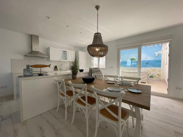 Chalet en venta en Manga del Mar Menor La, Playa de las Gaviotas El Pedrucho. Casa de primera linea en planta.Con reforma integral y estilo increíble.Piezas de diseño. Chalets Manga del Mar Menor.