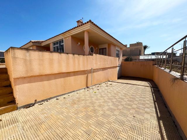 Chalet en venta en Manga del Mar Menor La, Playa del Galán. *Chalet Independiente en La Manga del Mar Menor ¡Tu Refugio Mediterráneo! *. Chalets Manga del Mar Menor.