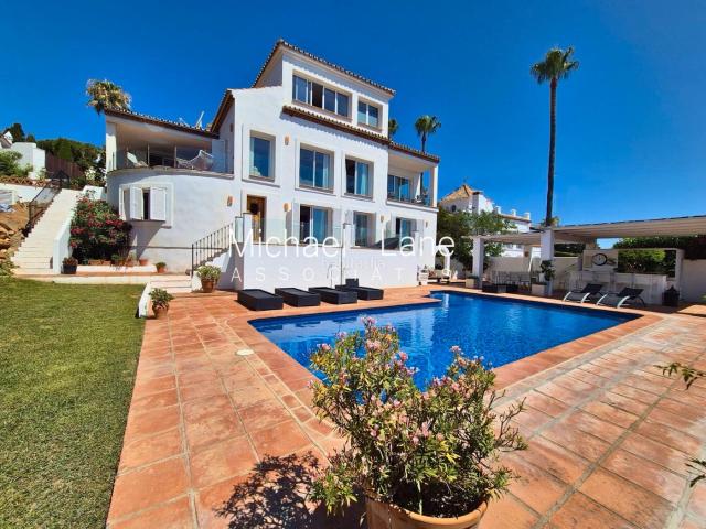 Chalet en venta en Manilva, Chullera. Villa Clásica con Impresionantes Vistas al Mar en La Paloma, Manilva. Chalets.