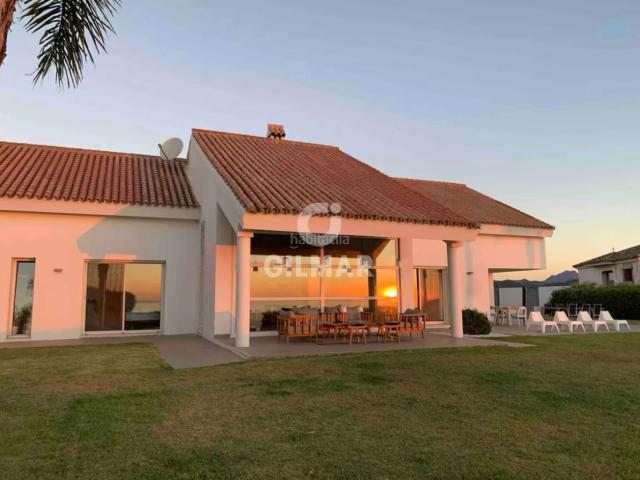 Chalet en venta en Manilva, Manilva Pueblo. Exclusiva villa moderna situada en una amplia parcela privada de aproximadamente 10.000 m, completamente vallada, en un entorno na. Chalets.