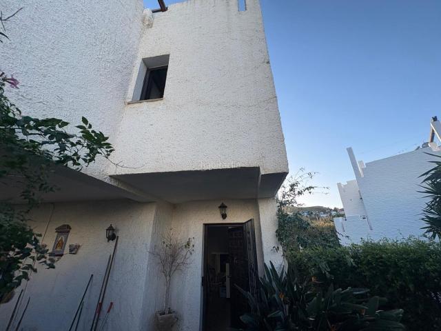 Chalet en venta en Manilva, San Luis de Sabinillas. Villa independiente con jardín privado en Pueblo Mexicano, San Luis de Sabinillas. Chalets.
