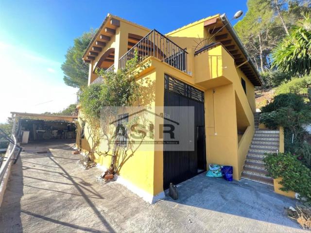Chalet en venta en Manuel. OPORTUNIDAD! CHALET TOTALMENTE ESCRITURADO!Bonito chalet con increíbles vistas con una superficie construida de 250 m2 hay dos v. Chalets.