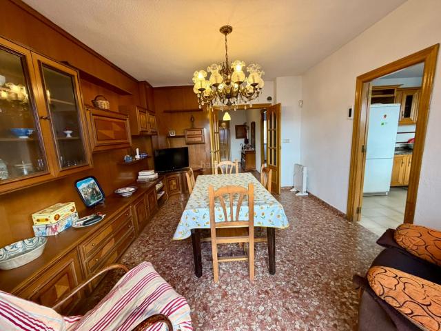 Chalet en venta en Maracena. Casa adosada en venta en Maracena con cochera y terraza. Chalets.