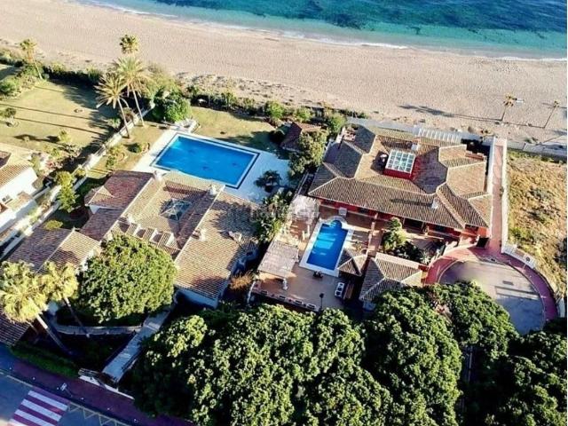 Chalet en venta en Marbella, Cabopino Artola. Magnífica villa en primera línea de playa con vistas frontales a la playa de Cabopino. Chalets.