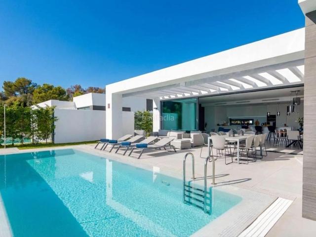 Chalet en venta en Marbella, Cabopino Artola. Villa contemporánea en venta en Cabo Royale, Marbella Este. Chalets.