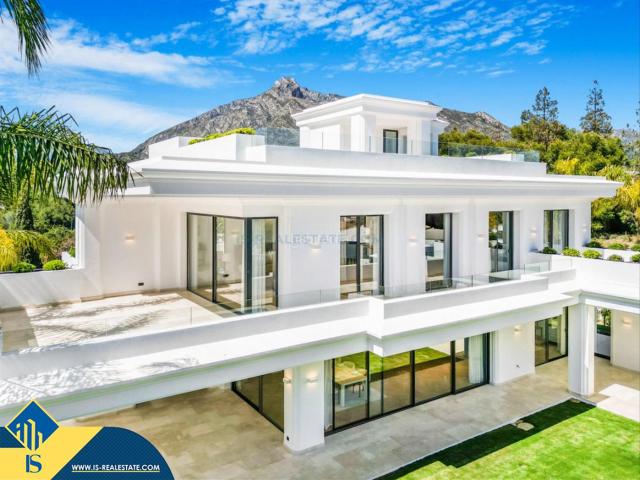 Chalet en venta en Marbella, Cabopino Artola. Villa en construcción con piscina, en la provincia de Málaga, en la ciudad de Marbella. 6 habitaciones 647 m² 1 kilómetro del. Chalets.