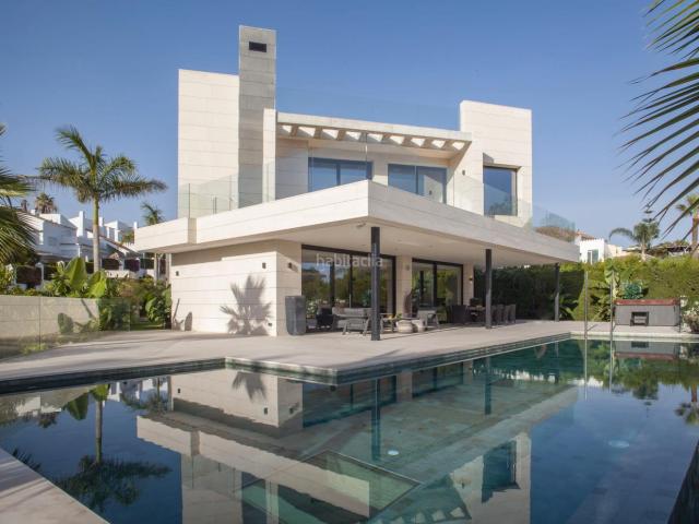 Chalet en venta en Marbella, Aloha. Descubre la joya del Valle del Golf en Nueva Andalucía: una villa contemporánea que redefine el lujo y la exclusividad. Con 1.0. Chalets.