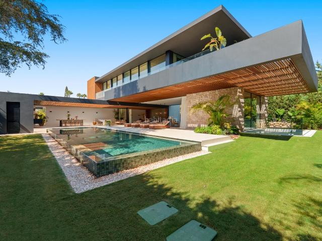 Chalet en venta en Marbella, Aloha. Ubicada en la exclusiva comunidad privada de Parcelas del Golf, combina un diseño refinado, belleza natural y una ubicación privil. Chalets.