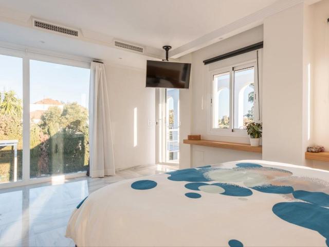 Chalet en venta en Marbella, Aloha. Villa recientemente renovada en Nueva Andalucía, Key Ready!. Chalets.