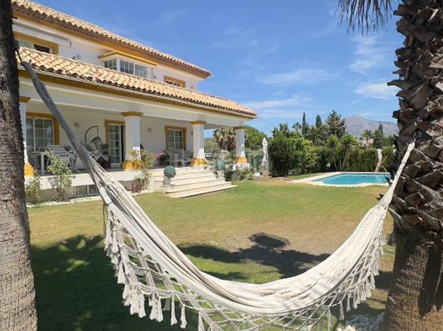 Chalet en venta en Marbella, Guadalmina Alta. Espectacular Villa de Lujo Reformada junto al Golf 5 Dorm.en Suite y Vistas Panorámicas.Urb.Guadalmina alta junto campo golf. Chalets.