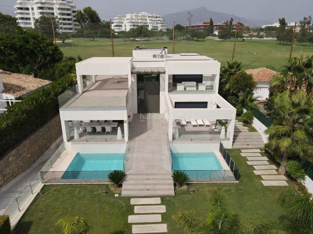 Chalet en venta en Marbella, Guadalmina Alta. Villa moderna en primera línea de golf de Guadalmina. Chalets.