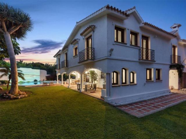 Chalet en venta en Marbella, Guadalmina Baja. Chalet único en el campo de golf de Guadalmina Llevar una vida de soltero. Chalets.