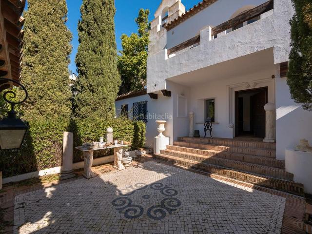 Chalet en venta en Marbella, Guadalmina Baja. La Oportunidad de Oro que Esperabas: ¡Villa Exclusiva con Potencial Ilimitado en la Costa!. Chalets.